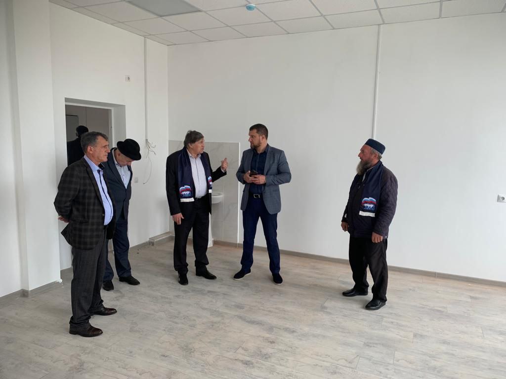 «Партийный десант» оценил ход строительства новой участковой больницы в Кантышево